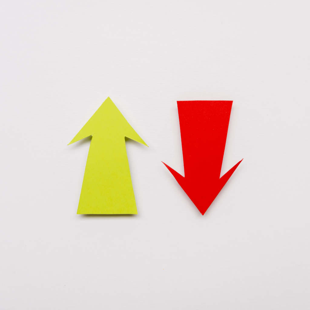 красная стрелка на юг, желтая на север