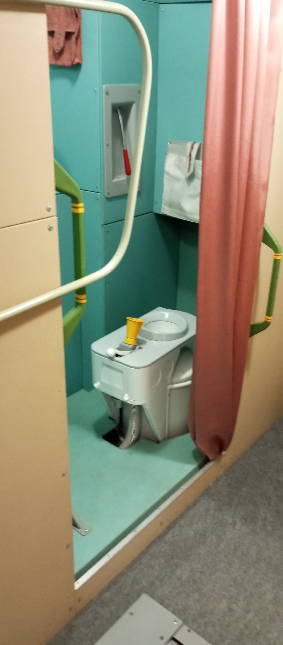 туалет на станции мир